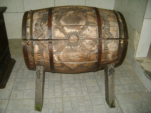 Bar móvel feito com barril de madeira. Muito original.