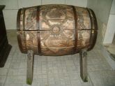 Bar móvel feito com barril de madeira. Muito original.