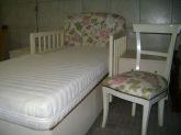 Cama c/ Cabeceira Almofadada, em Quarto Completo.